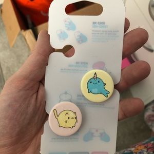 Miniature popsockets